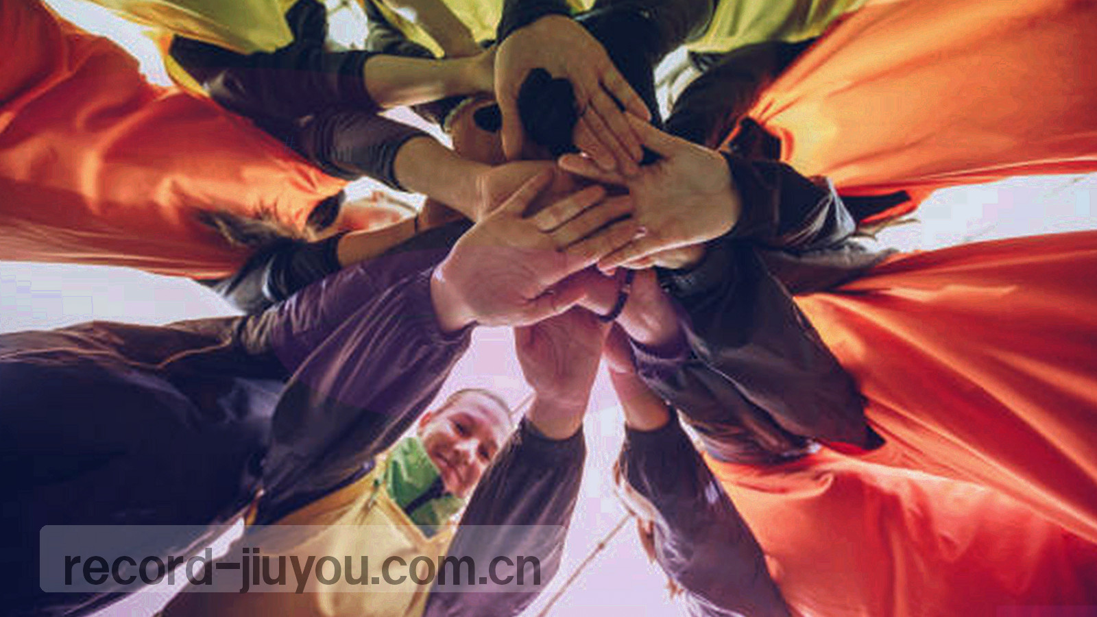 深墨绿底上以青色细线绘制球场中线式几何网格，局部点缀琥珀色小方块的抽象纹理